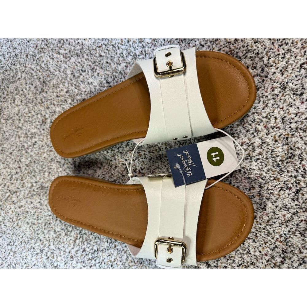 Universal Thread Women's White Flat Sandals Size 11 Casual Buckle Strap​